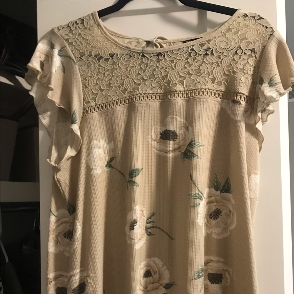 TORRID top beautiful lace detail size 00 or large 10/12